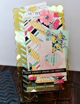 Clear_Scraps_Scallop_Phone_Stand